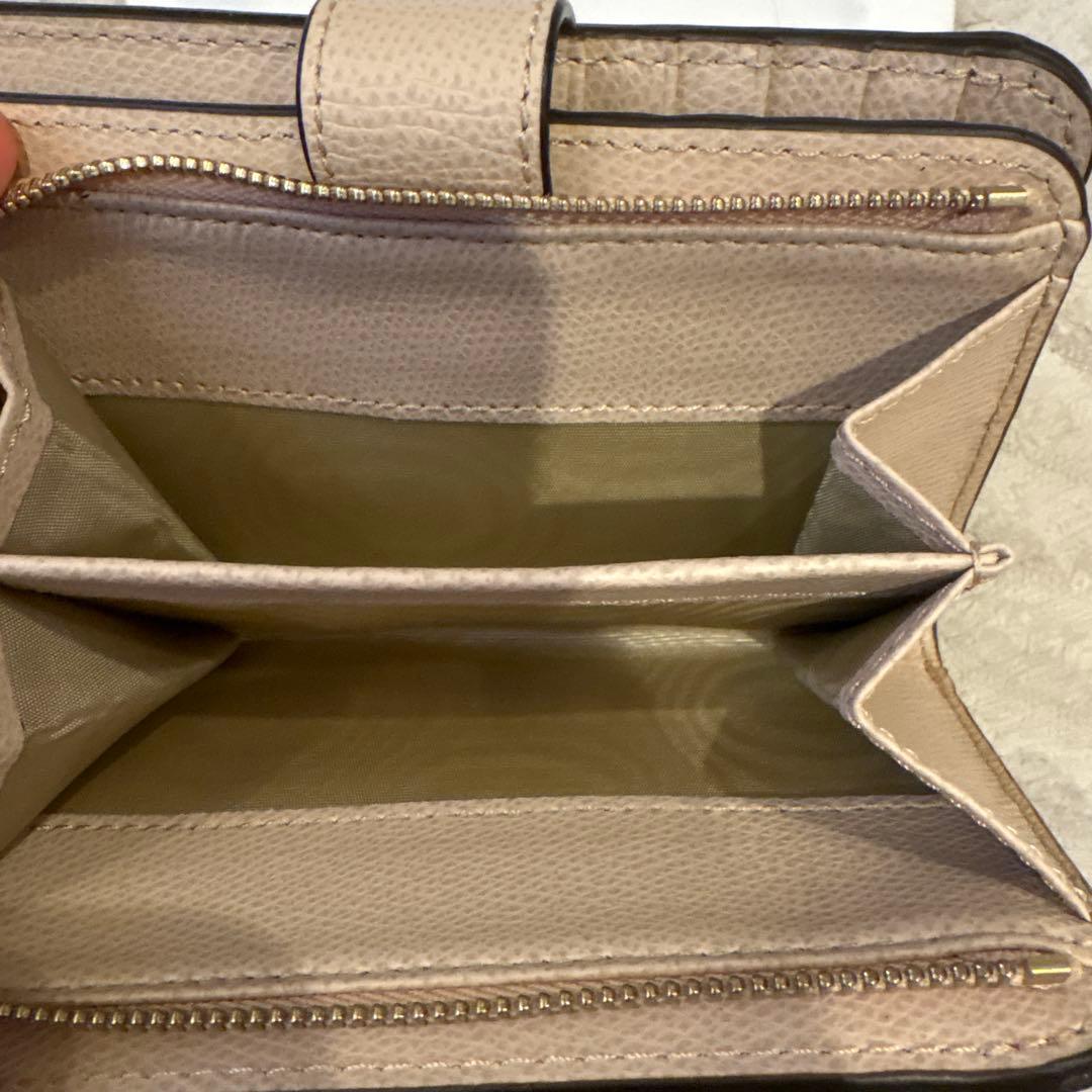 新品 未使用 FURLA ベージュ 二つ折り財布