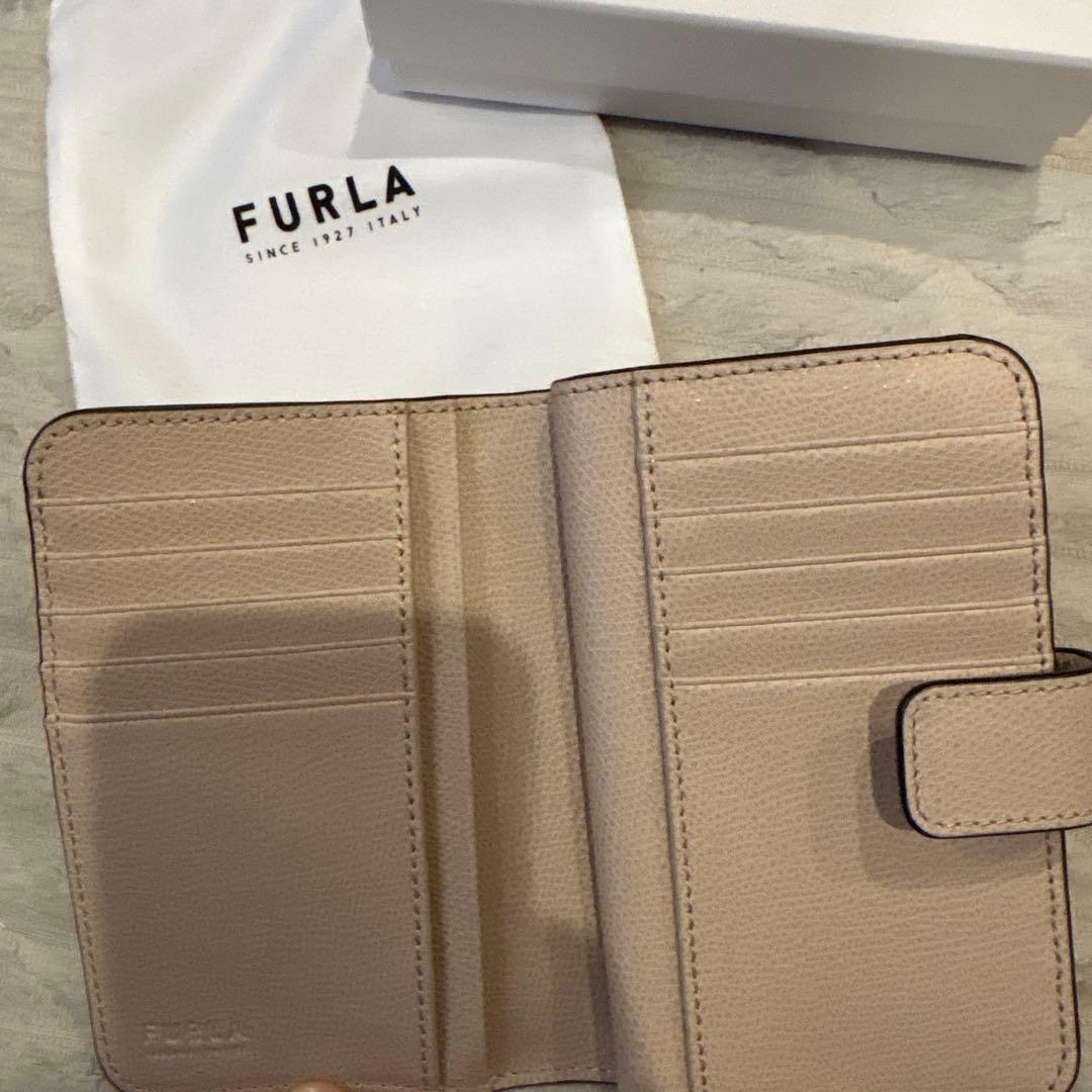 新品 未使用 FURLA ベージュ 二つ折り財布