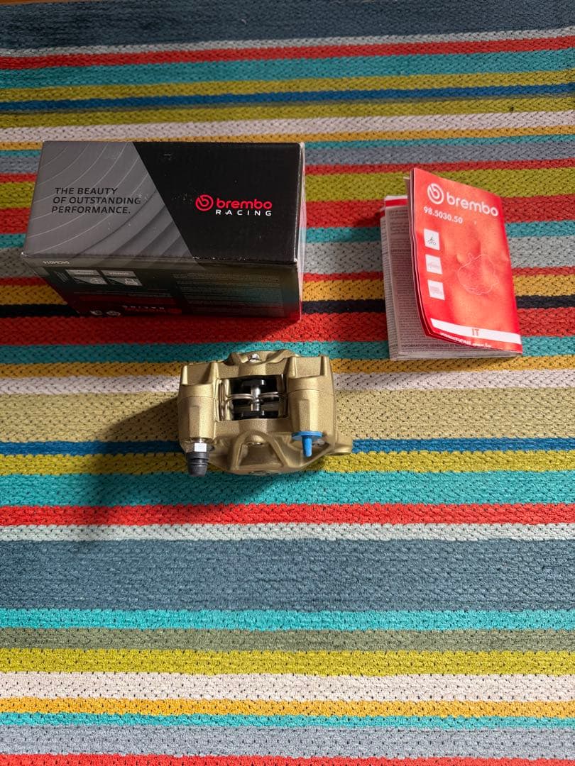 brembo Racing ゴールドブレーキキャリパー