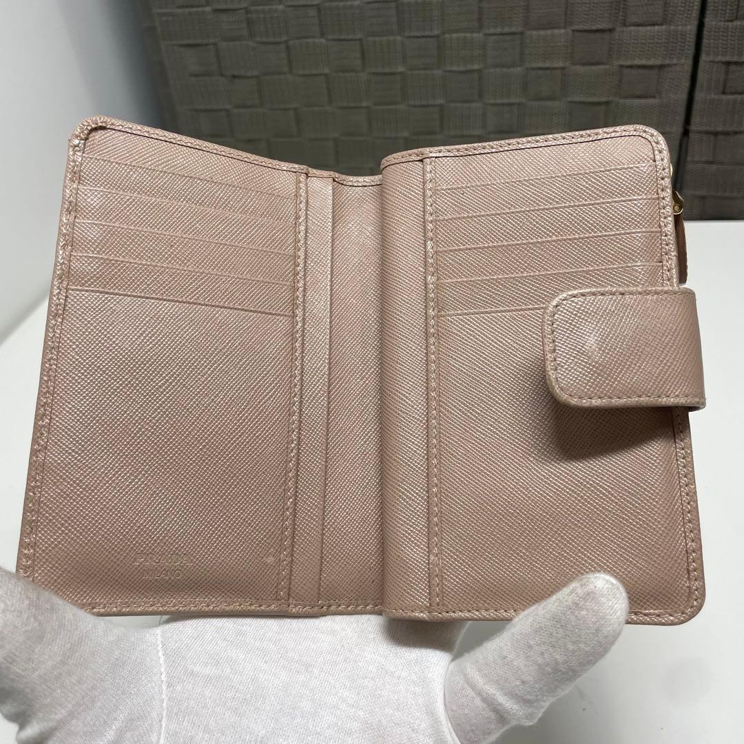 ち*こ様 PRADA サフィアーノレザー 二つ折り財布 ベージュ