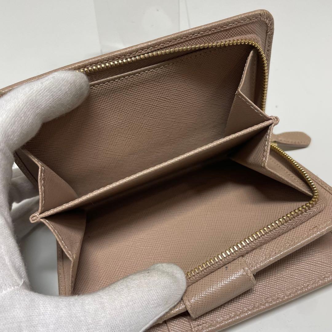 ち*こ様 PRADA サフィアーノレザー 二つ折り財布 ベージュ
