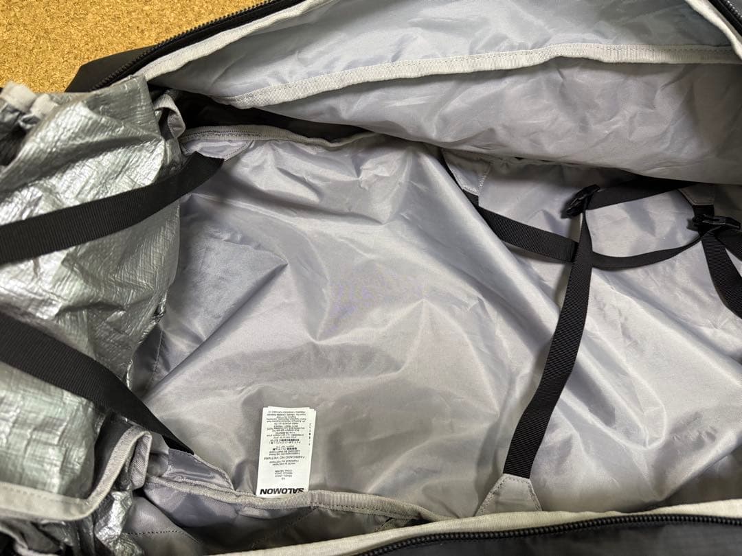美品サロモンOUTLIFE DUFFEL 70 黒ダッフルバッグ　リュック