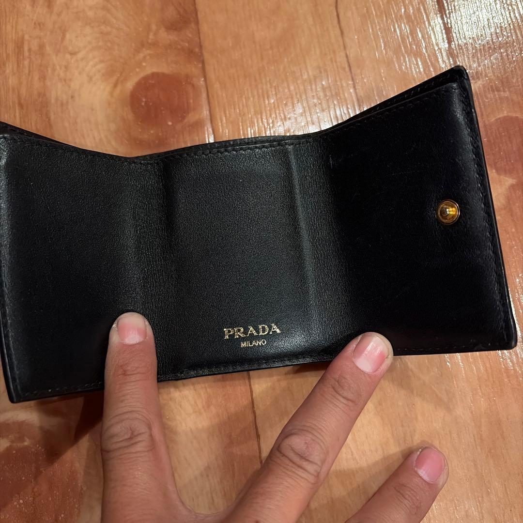 PRADAブラックレザー 三つ折り財布 ゴールドロゴ