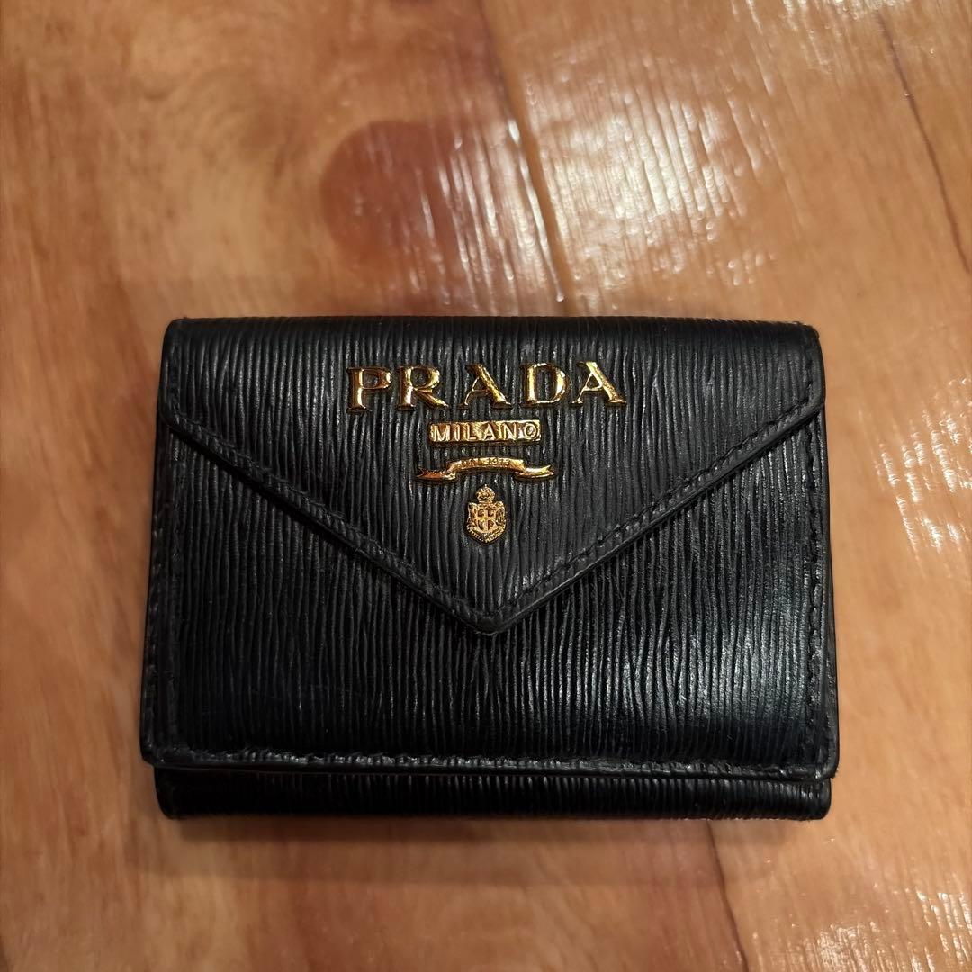 PRADAブラックレザー 三つ折り財布 ゴールドロゴ