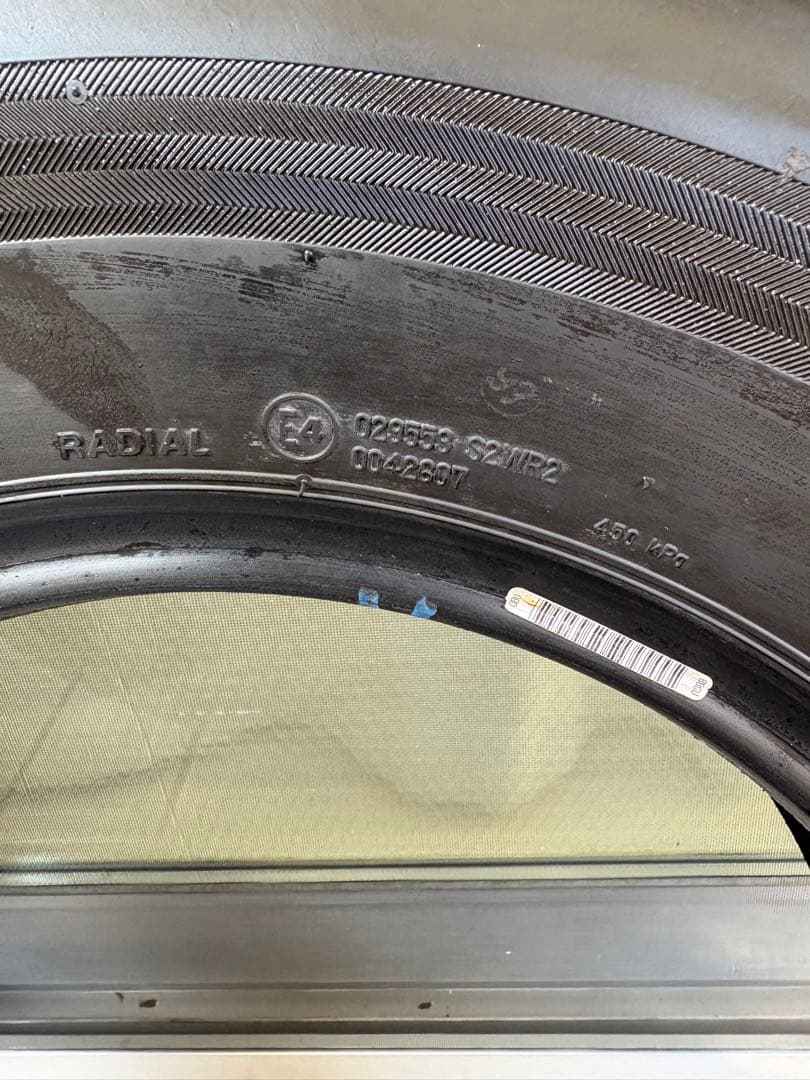 BRIDGESTONE 15インチ　タイヤ　ハイエース　新車外し