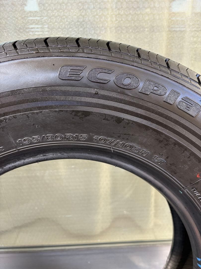 BRIDGESTONE 15インチ　タイヤ　ハイエース　新車外し