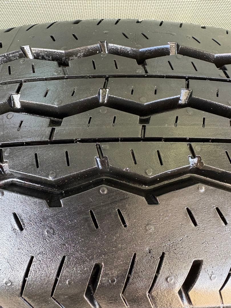 BRIDGESTONE 15インチ　タイヤ　ハイエース　新車外し