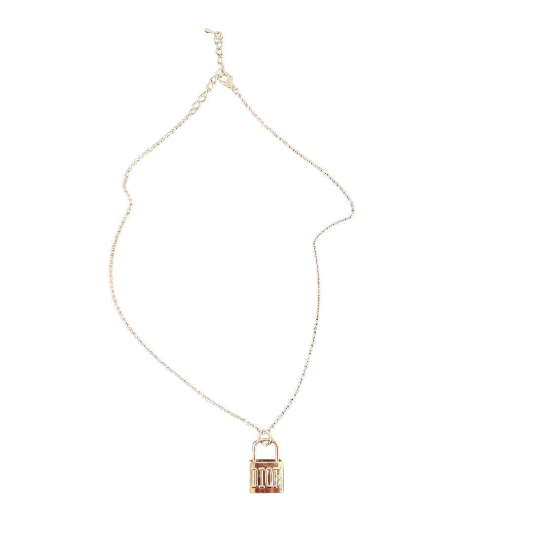 DIOR ディオールロック型ペンダント ネックレス30