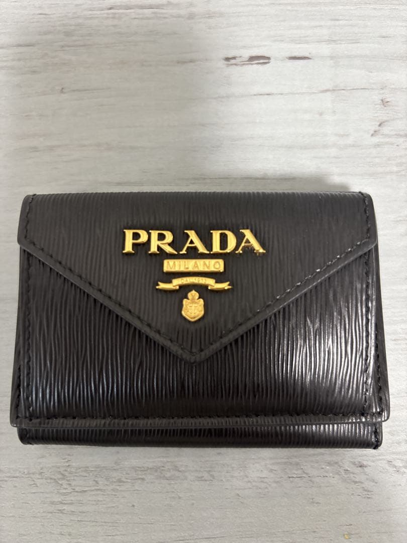 週末限定お値下げ　PRADA ブラック 三つ折り財布　アウトレット