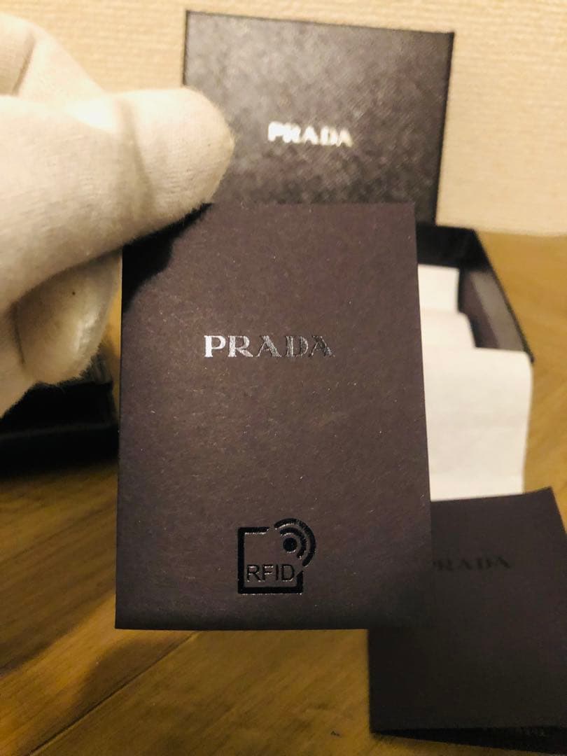 【極美品】 PRADA ブラック 三つ折り財布I Cチップ(RFID)搭載