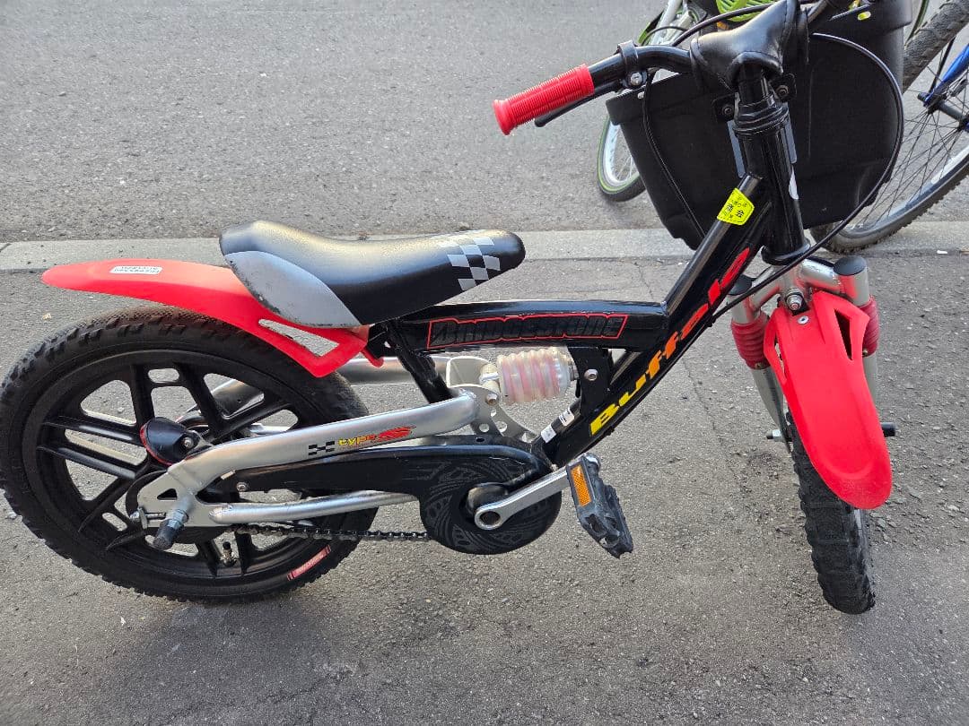 ブリジストン16インチ子供用自転車 補助輪、プロテクタ、ヘルメット【札幌市内引渡