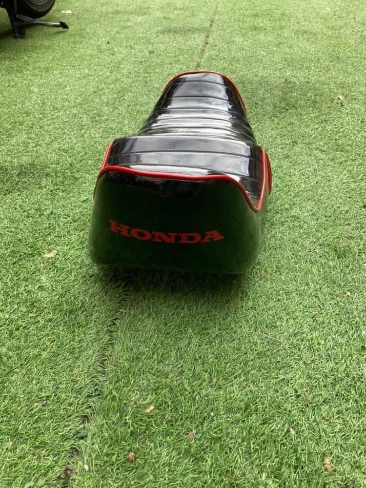 HONDA バイクシート 黒/赤　ちょび三段シート