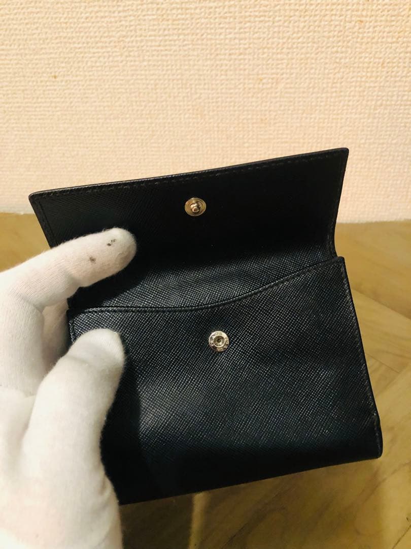 PRADA 三つ折り財布 黒 サフィアーノレザー