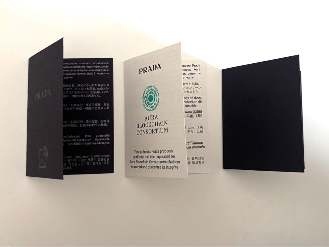 PRADA プラダ　サフィアーノトライアングル 財布　二つ折
