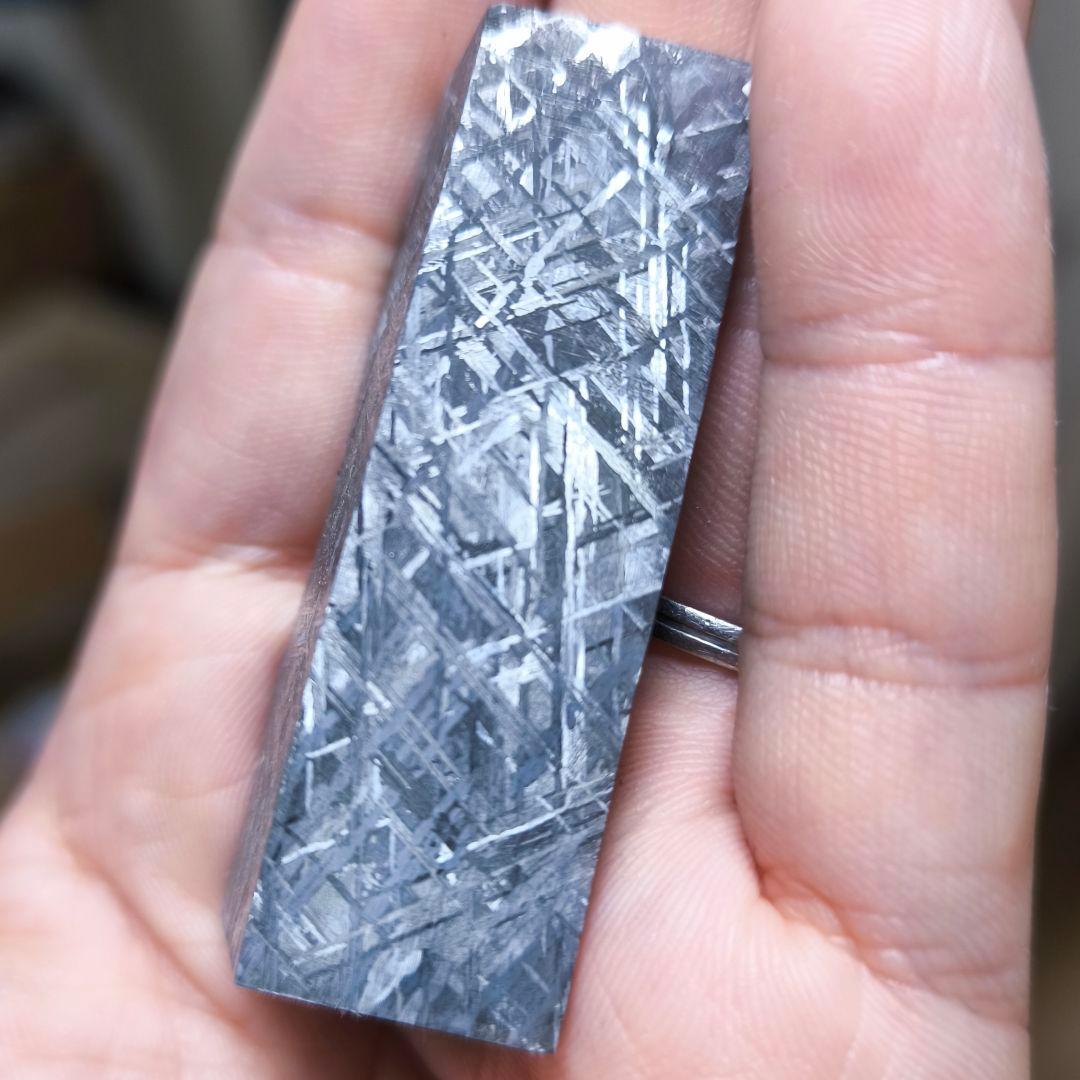 ギベオン隕石 113g エンドカット 高品質 表皮付き 鉄隕石