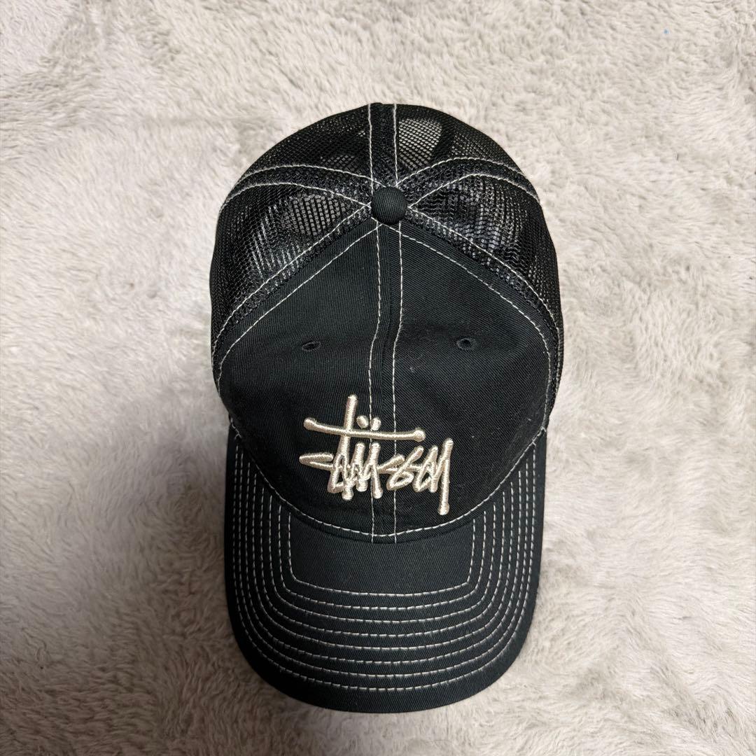 Stüssy ブラック トラッカーキャップ