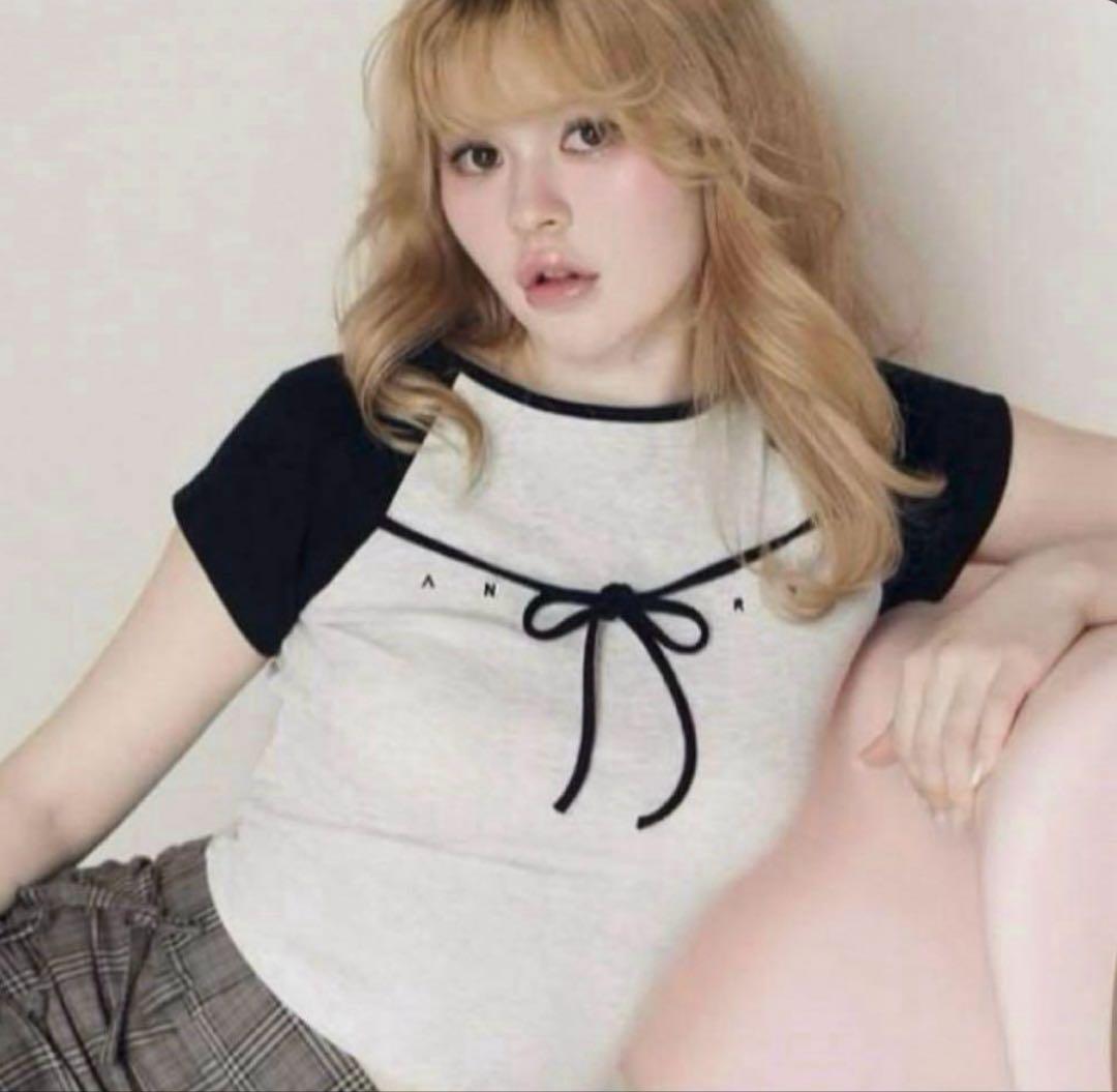 リボン付きグレー/ブラック半袖Tシャツ