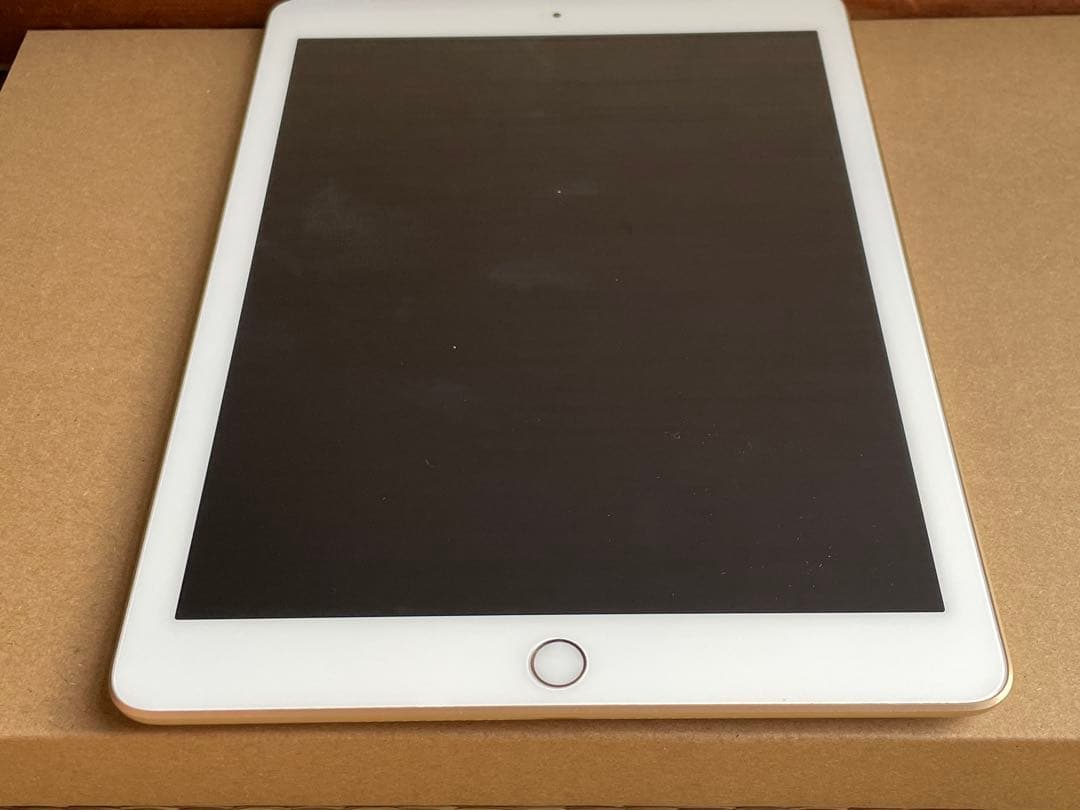 iPad 第5世代 Wi-Fiモデル 32GB ゴールド MPGT2J/A