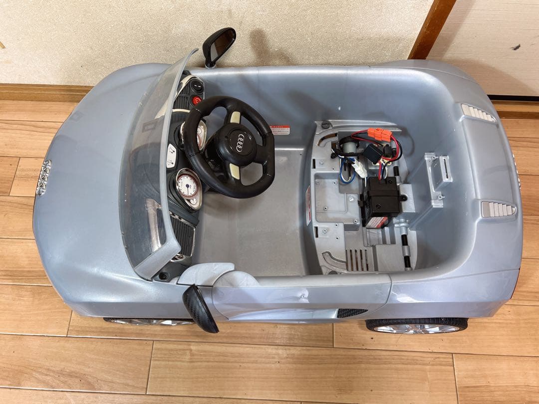 子供用電動自動車 Audiアウディ R8 スパイダーミニ