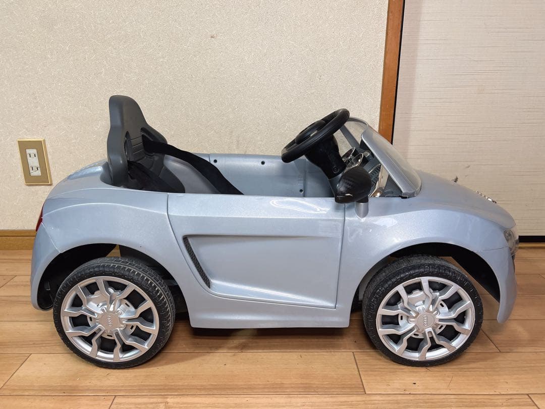 子供用電動自動車 Audiアウディ R8 スパイダーミニ