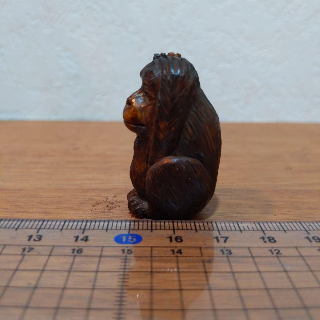 時代提げ物 鹿骨緻密彫り根付【聞か猿】高さ約4cm 幅約2cm 重さ約15ｇ