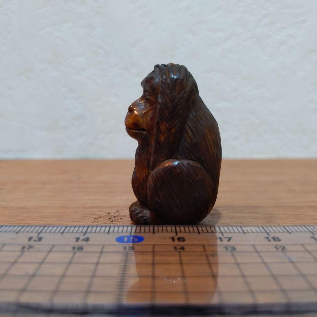 時代提げ物 鹿骨緻密彫り根付【聞か猿】高さ約4cm 幅約2cm 重さ約15ｇ
