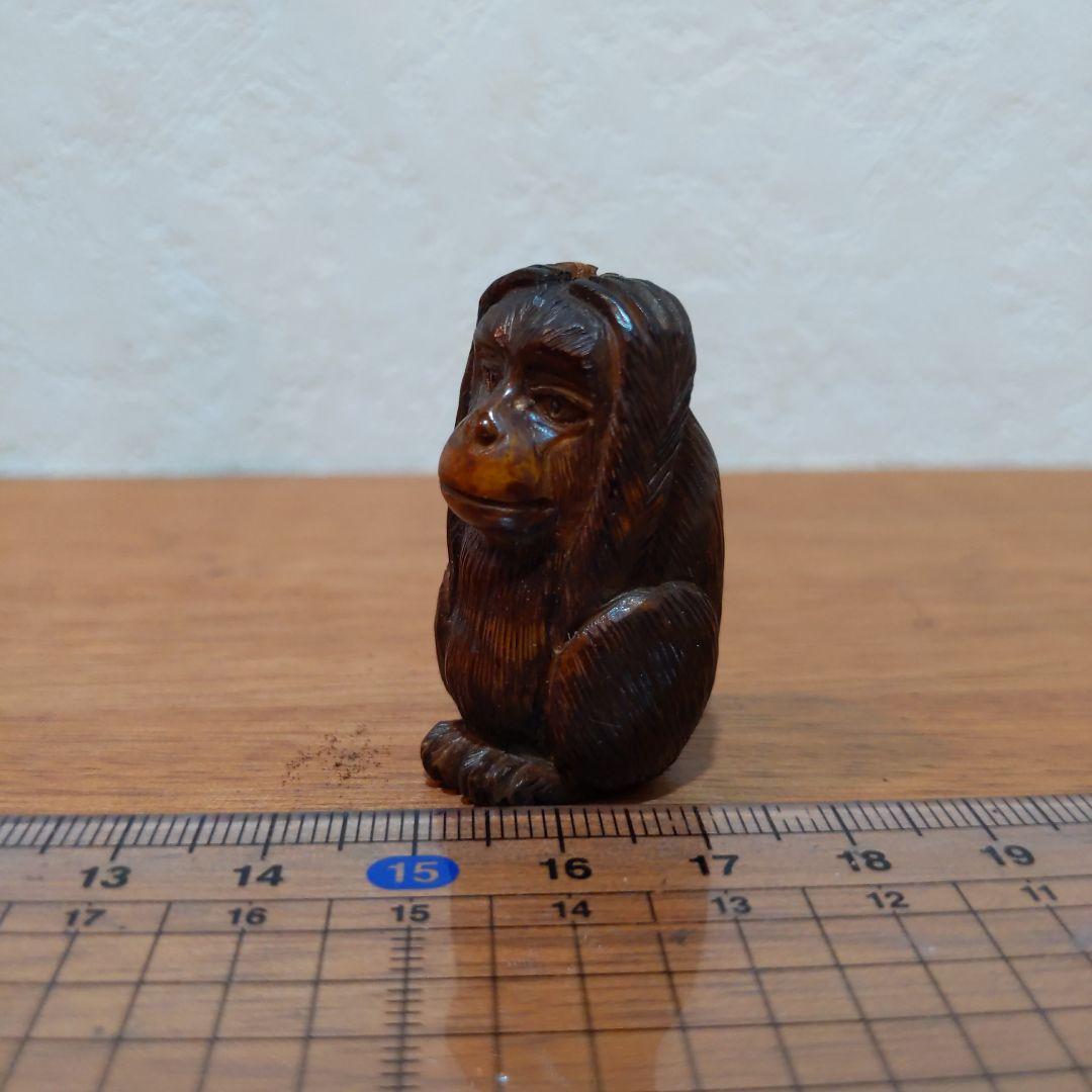 時代提げ物 鹿骨緻密彫り根付【聞か猿】高さ約4cm 幅約2cm 重さ約15ｇ