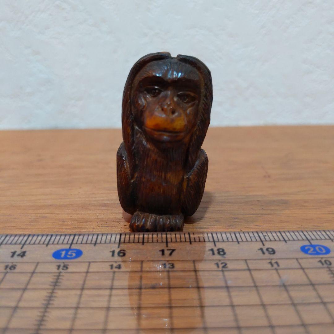 時代提げ物 鹿骨緻密彫り根付【聞か猿】高さ約4cm 幅約2cm 重さ約15ｇ