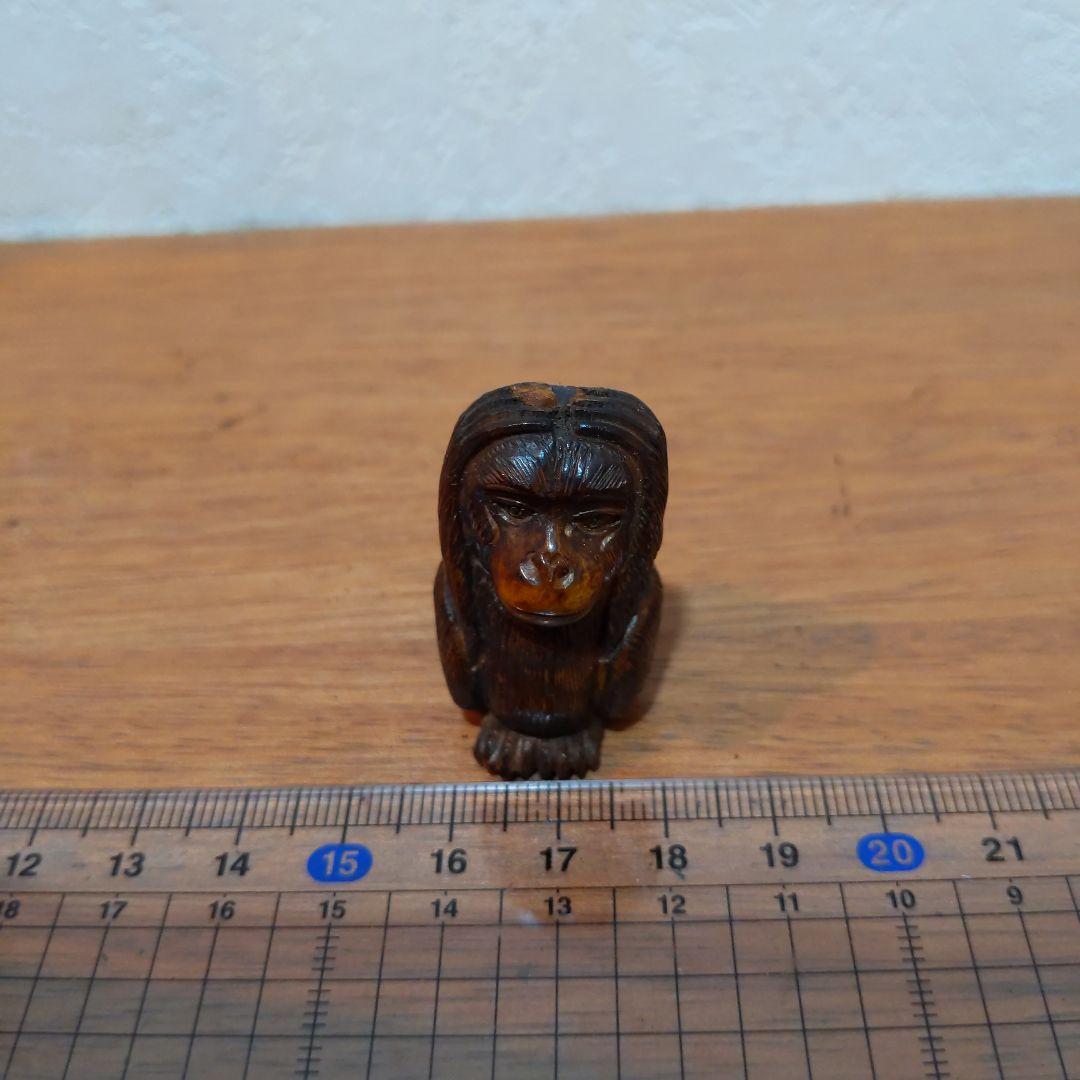 時代提げ物 鹿骨緻密彫り根付【聞か猿】高さ約4cm 幅約2cm 重さ約15ｇ