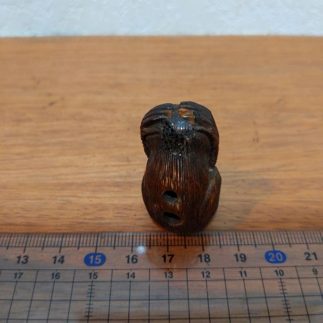 時代提げ物 鹿骨緻密彫り根付【聞か猿】高さ約4cm 幅約2cm 重さ約15ｇ