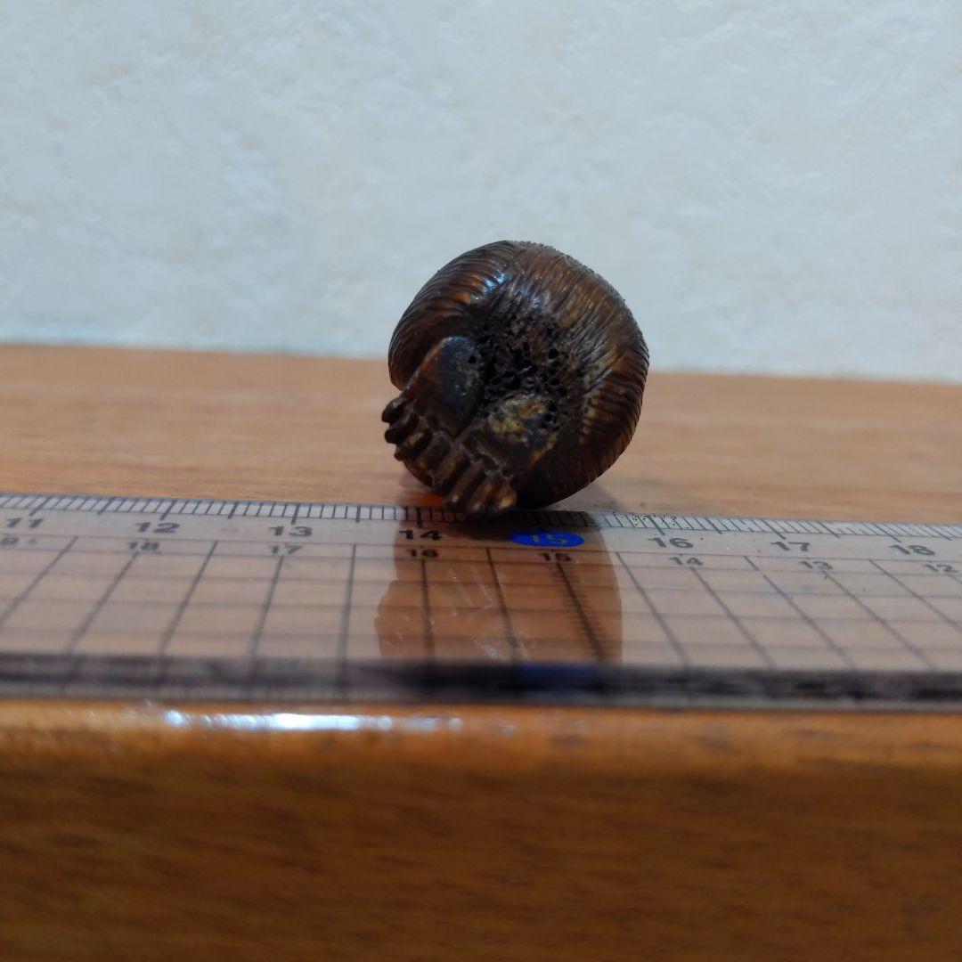 時代提げ物 鹿骨緻密彫り根付【聞か猿】高さ約4cm 幅約2cm 重さ約15ｇ