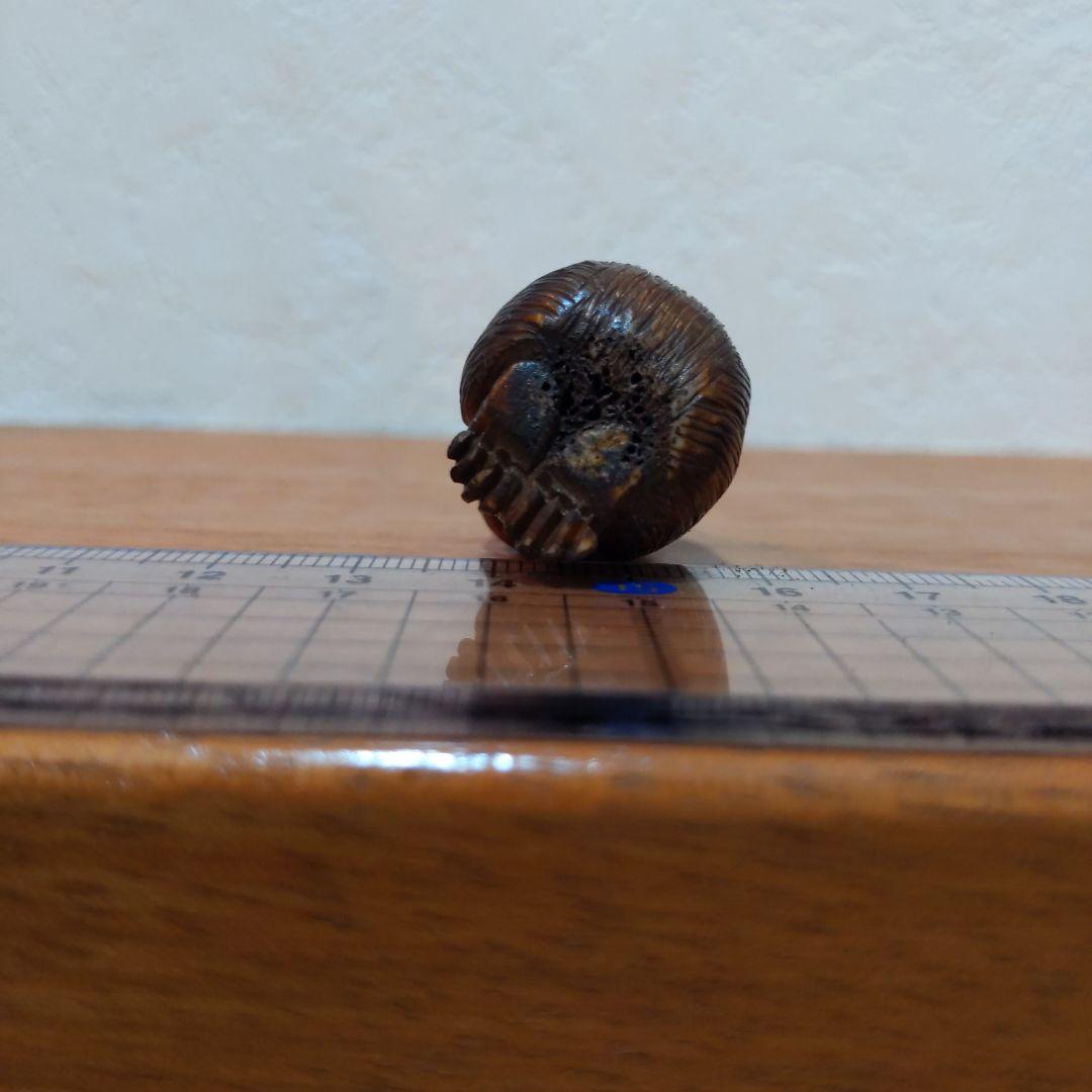 時代提げ物 鹿骨緻密彫り根付【聞か猿】高さ約4cm 幅約2cm 重さ約15ｇ