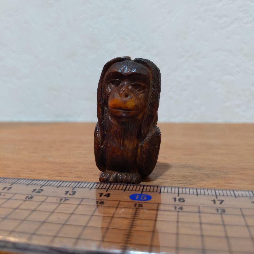 時代提げ物 鹿骨緻密彫り根付【聞か猿】高さ約4cm 幅約2cm 重さ約15ｇ