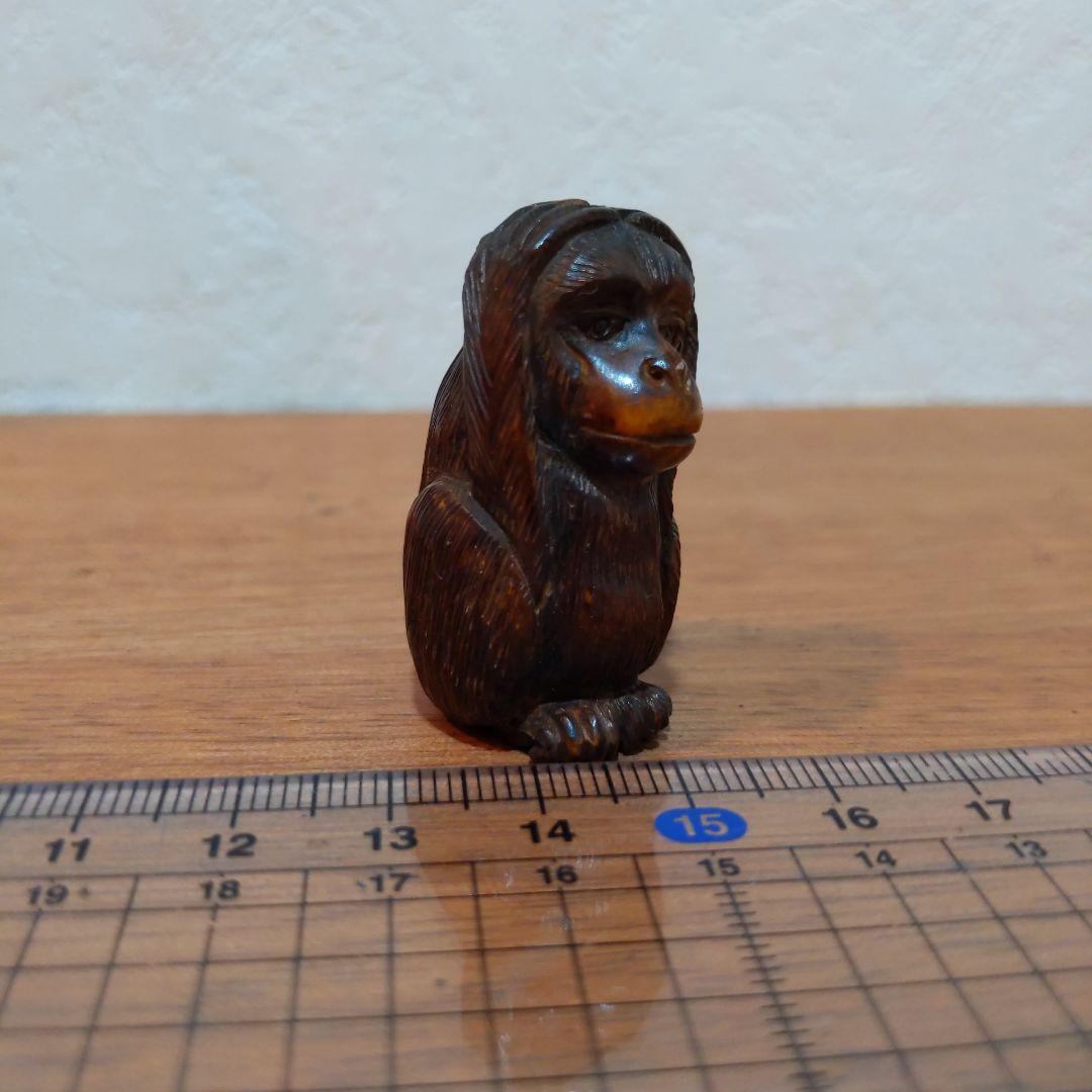 時代提げ物 鹿骨緻密彫り根付【聞か猿】高さ約4cm 幅約2cm 重さ約15ｇ