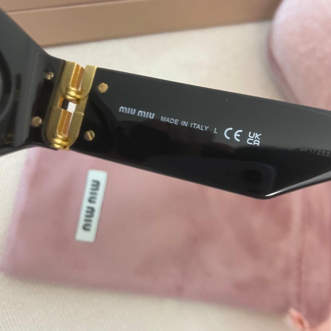 MIU MIU キャットアイ サングラス ブラック ゴールドロゴ