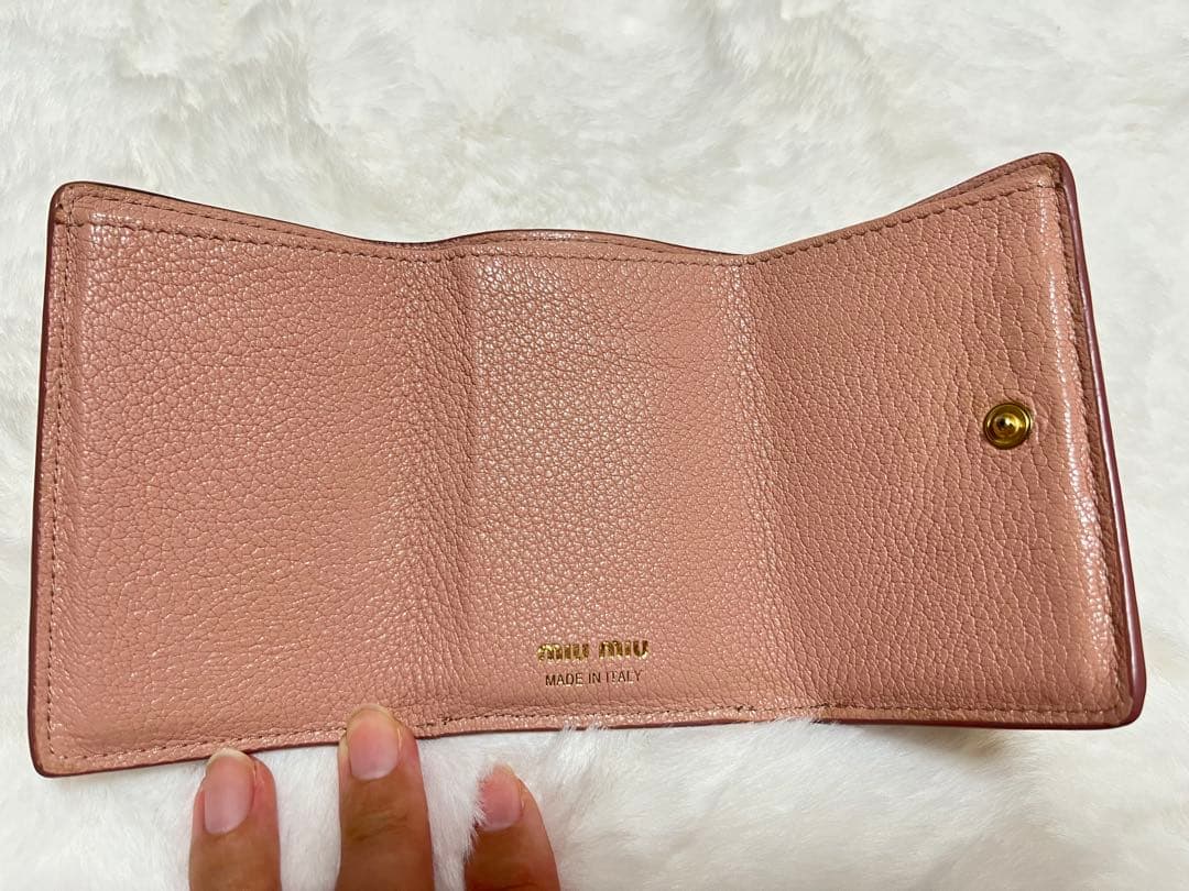 極美品　ミュウミュウ　三つ折り　財布　クリスタル　レザー　ピンク　ロゴ　金具