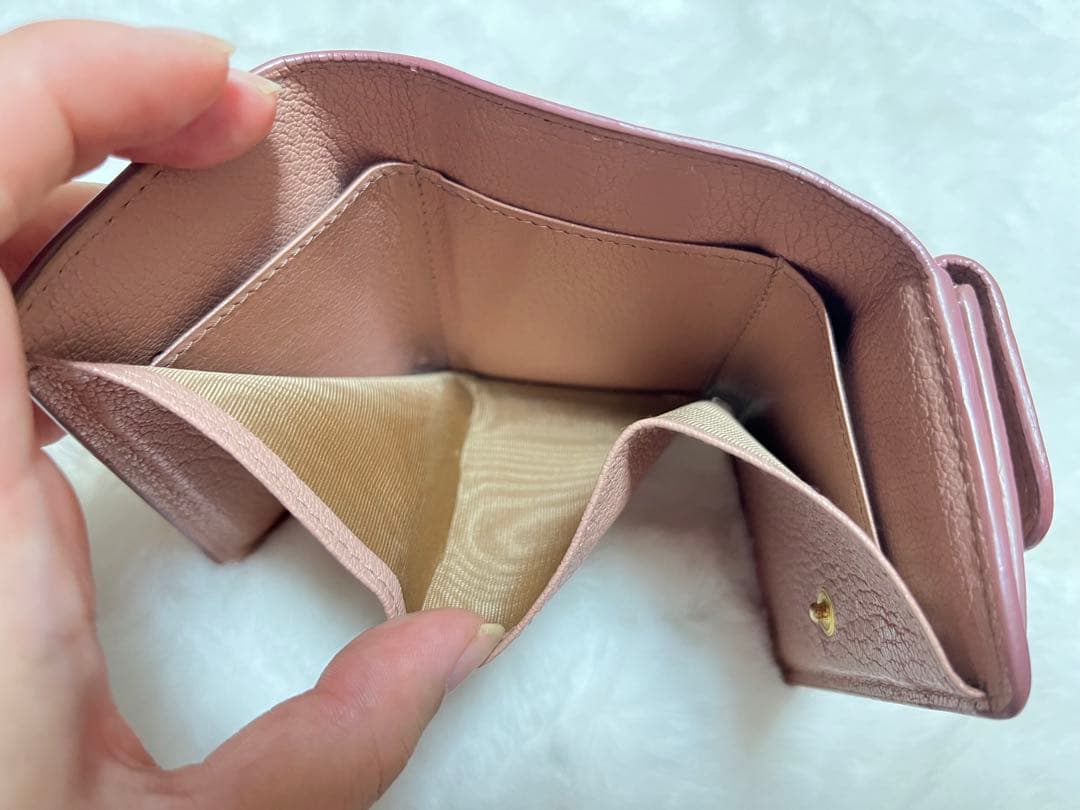極美品　ミュウミュウ　三つ折り　財布　クリスタル　レザー　ピンク　ロゴ　金具