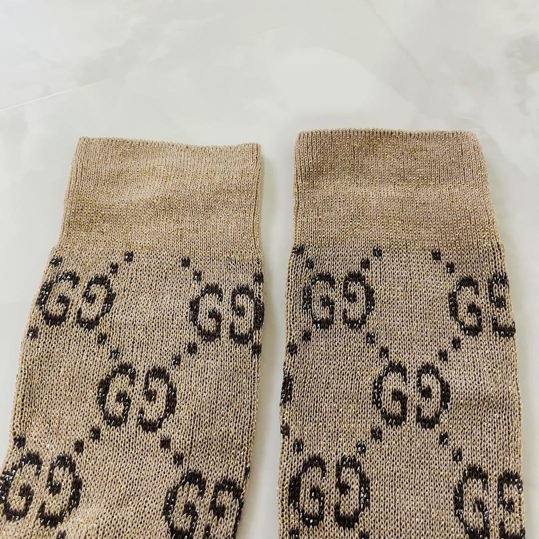【新品同様】GUCCI GGロゴベージュラメソックス 靴下 レディース