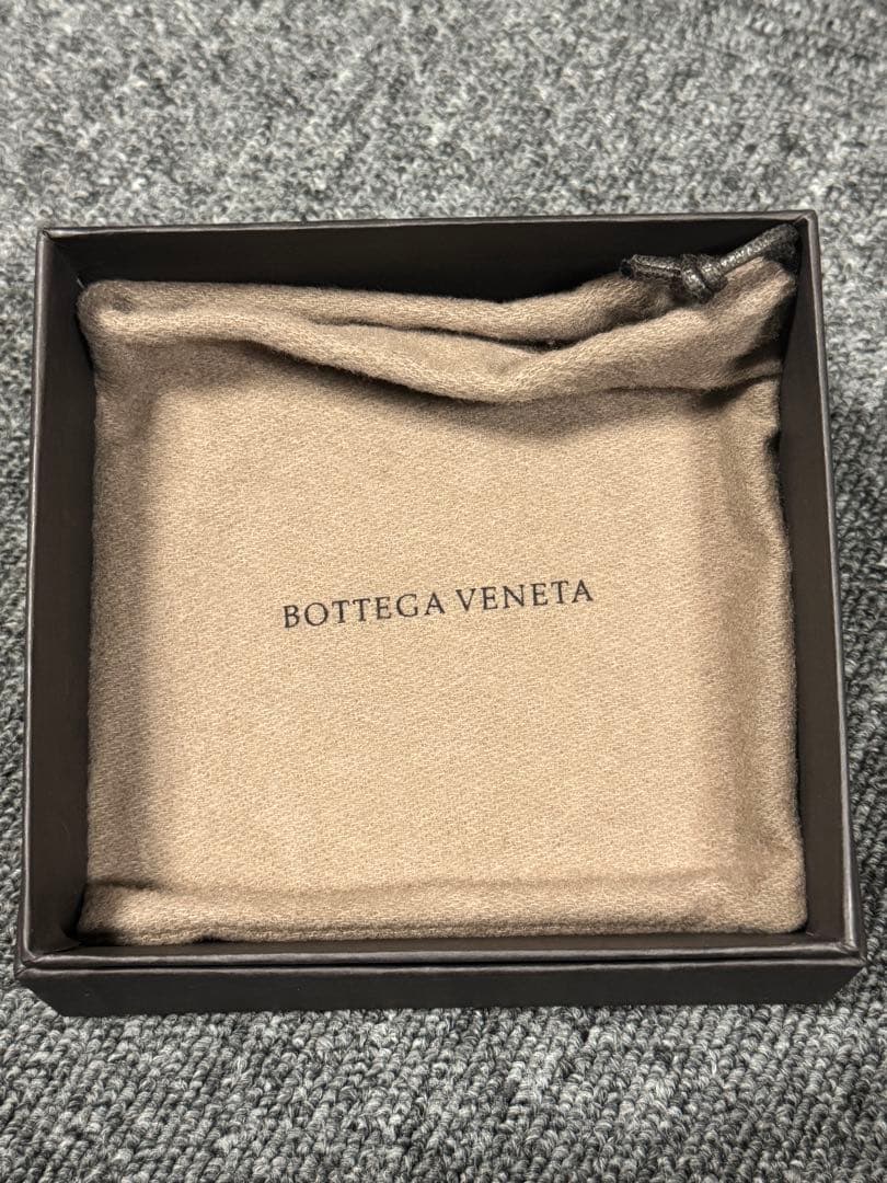 BOTTEGA VENETAイントレチャートスクエアジップアラウンドウォレット