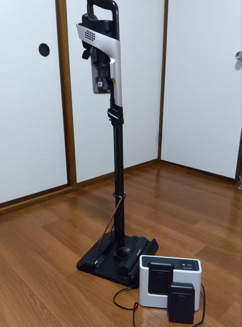 SHARPコードレス掃除機 バッテリー2個付きでお得です！