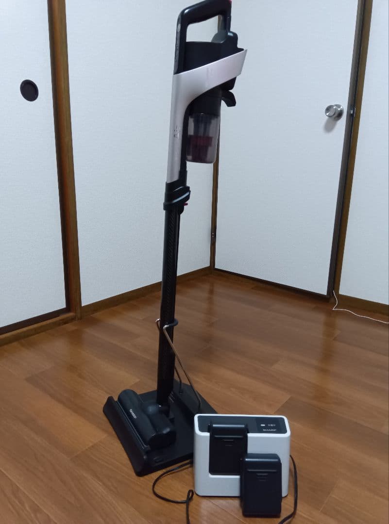 SHARPコードレス掃除機 バッテリー2個付きでお得です！