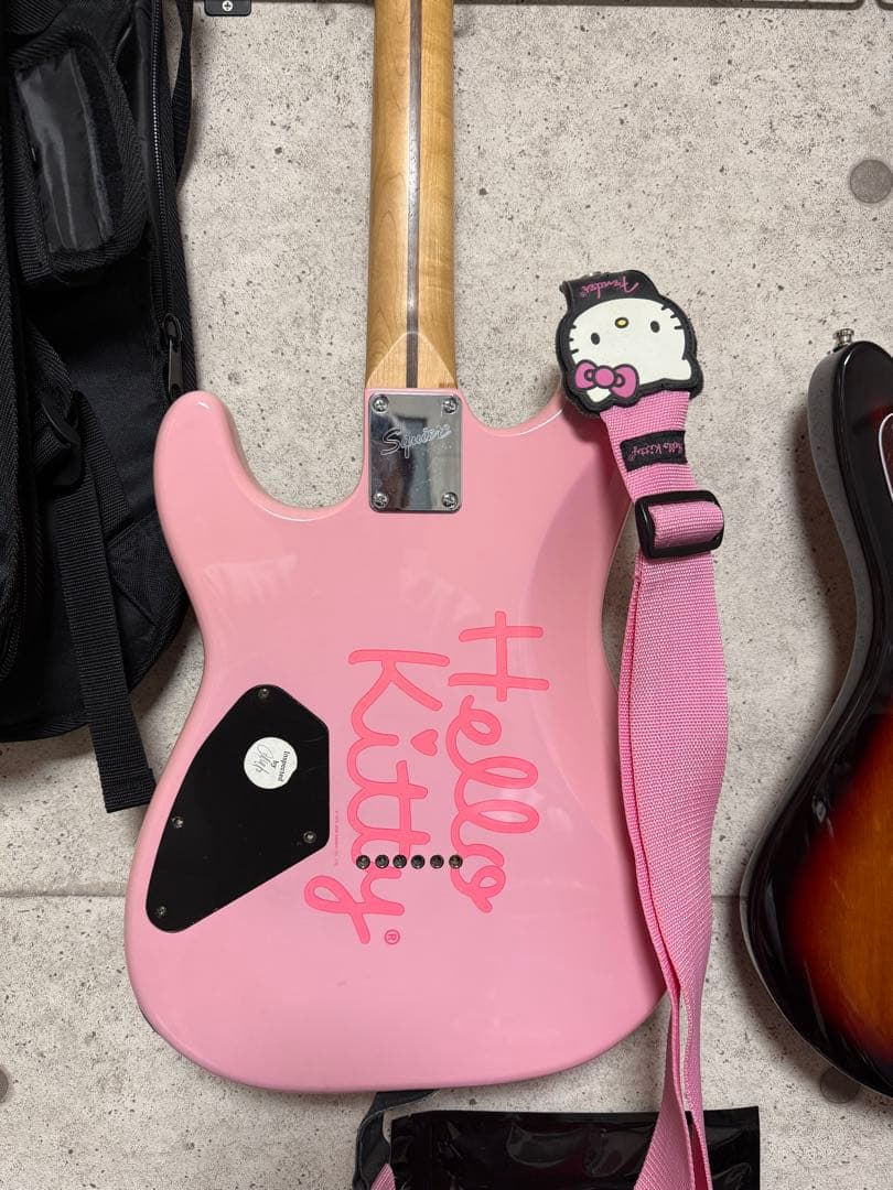 中古　色あせ　ハローキティ エレキギター ピンク　Fender SQUIER
