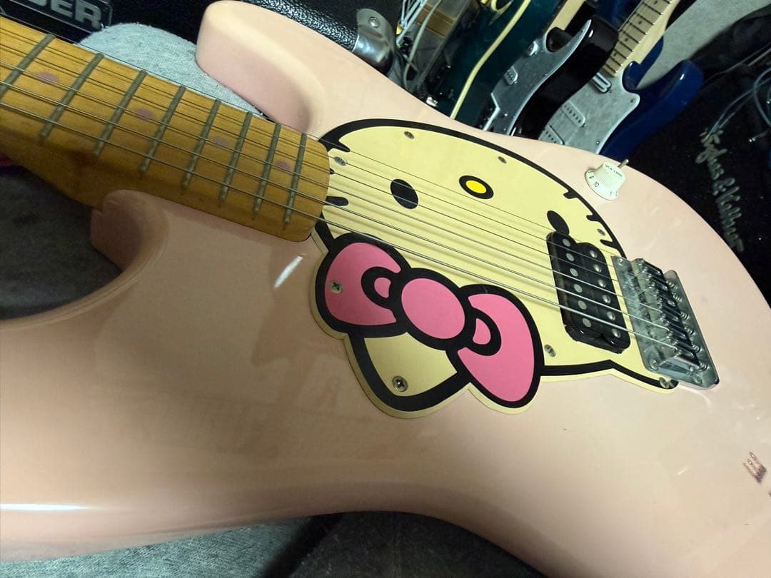 中古　色あせ　ハローキティ エレキギター ピンク　Fender SQUIER
