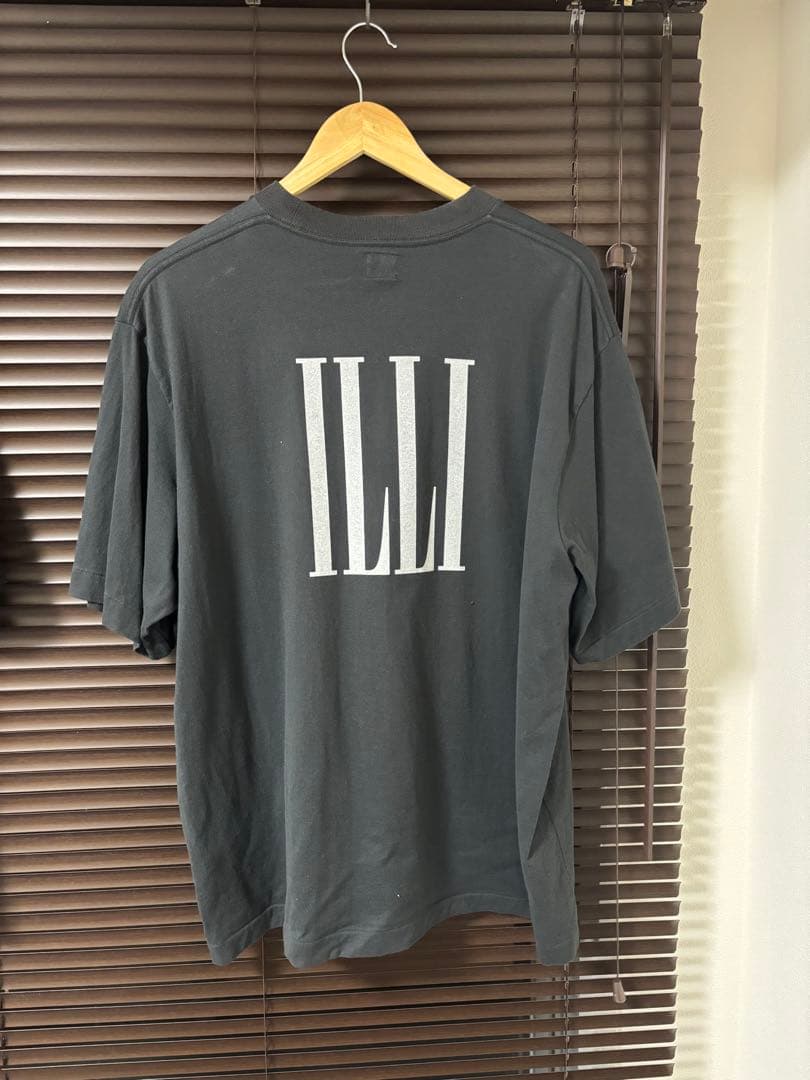 ILLI NOISEグレー Tシャツ