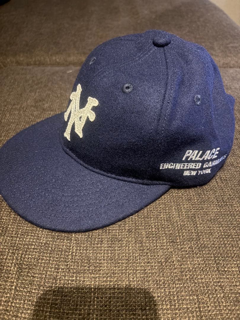 Palace NYロゴ刺繍キャップ ネイビー
