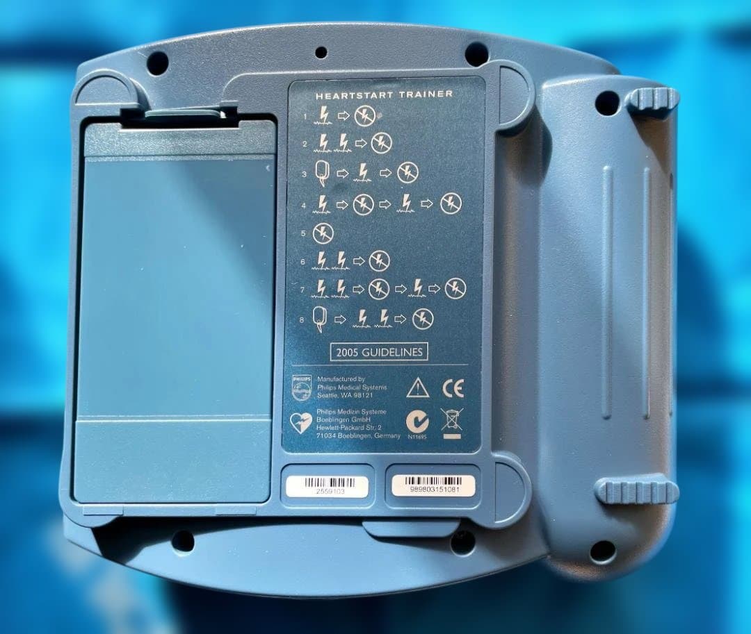 希少品のPhlips HS1·AED 訓練機材