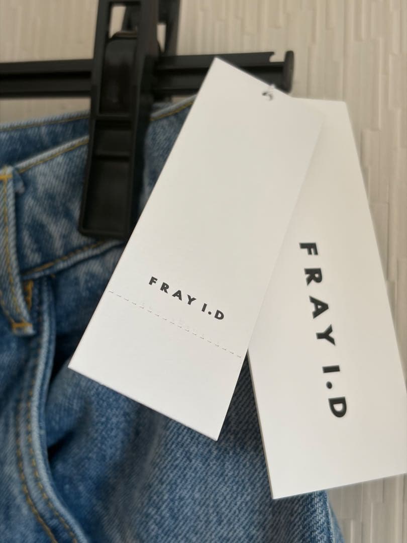 新品未使用タグ付　ハイブリーチデニムパンツ　FRAY I.D