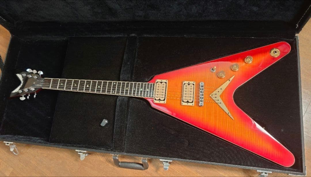 Dean V 35 35th Cherry Vシェイプ ケース付きエレキギター