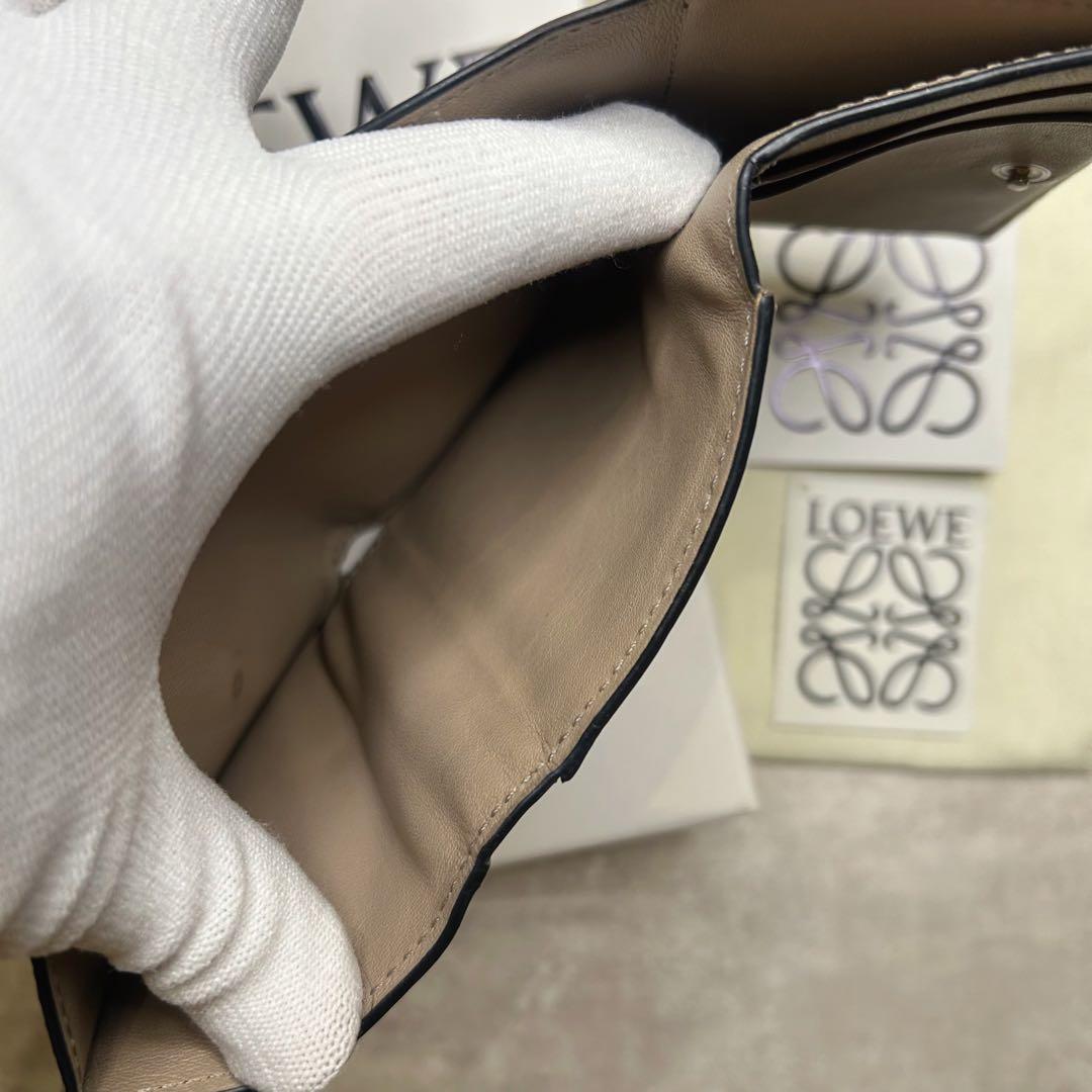 人気色✨ LOEWE ロエベ トライフォールド 三つ折り財布 サンド 箱 袋付き
