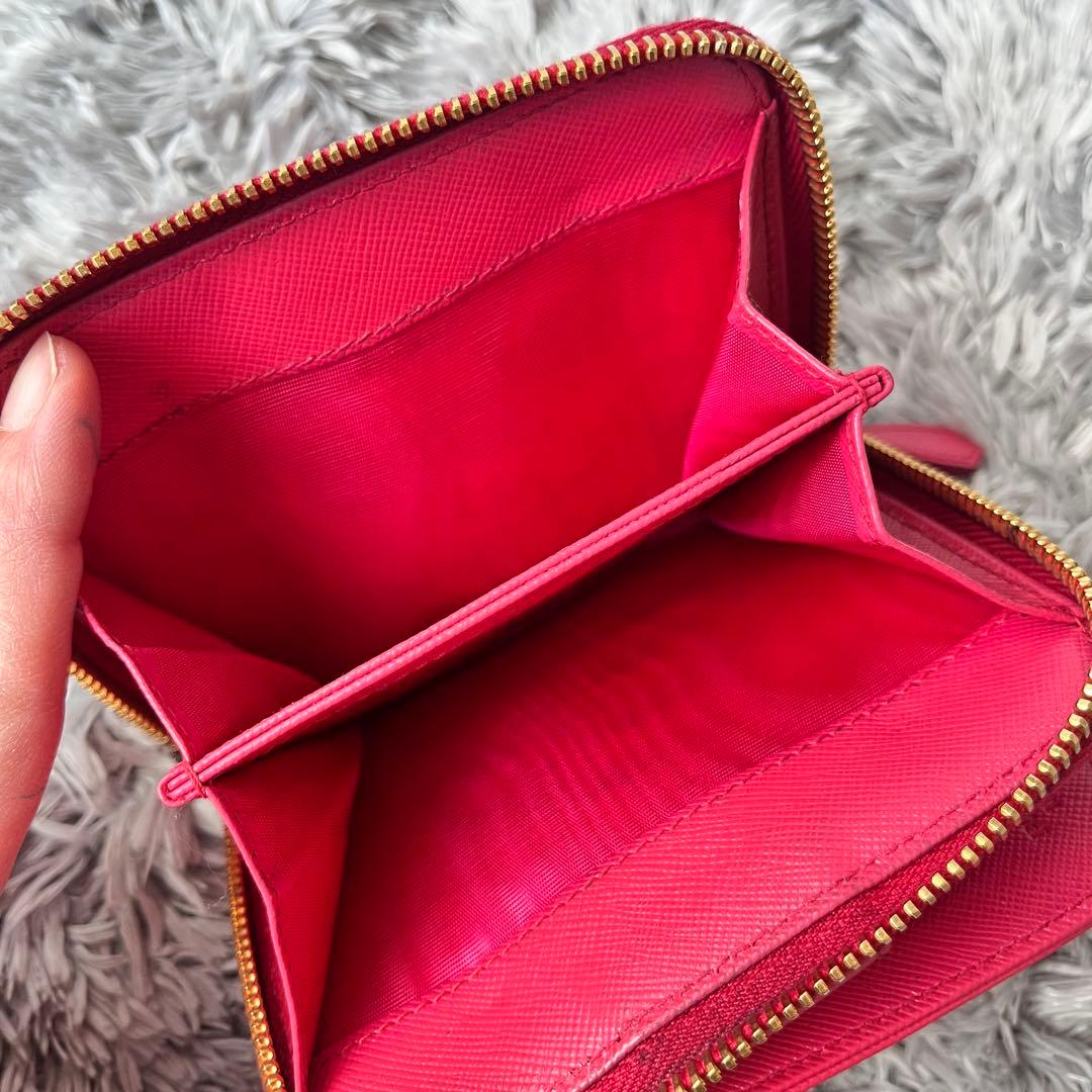 良品✨PRADA ミニ財布　ラウンドジップ　三角ロゴ　サフィアーノ　ピンク